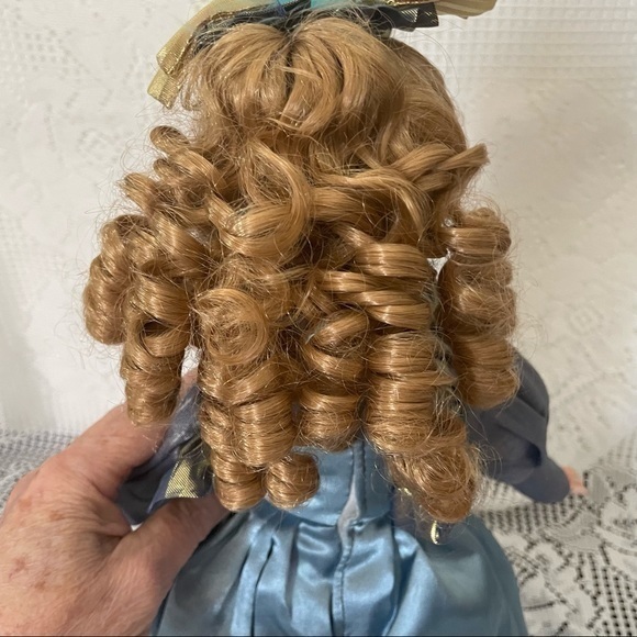Elegant Doll with detailed Dress - Picture 5 of 10